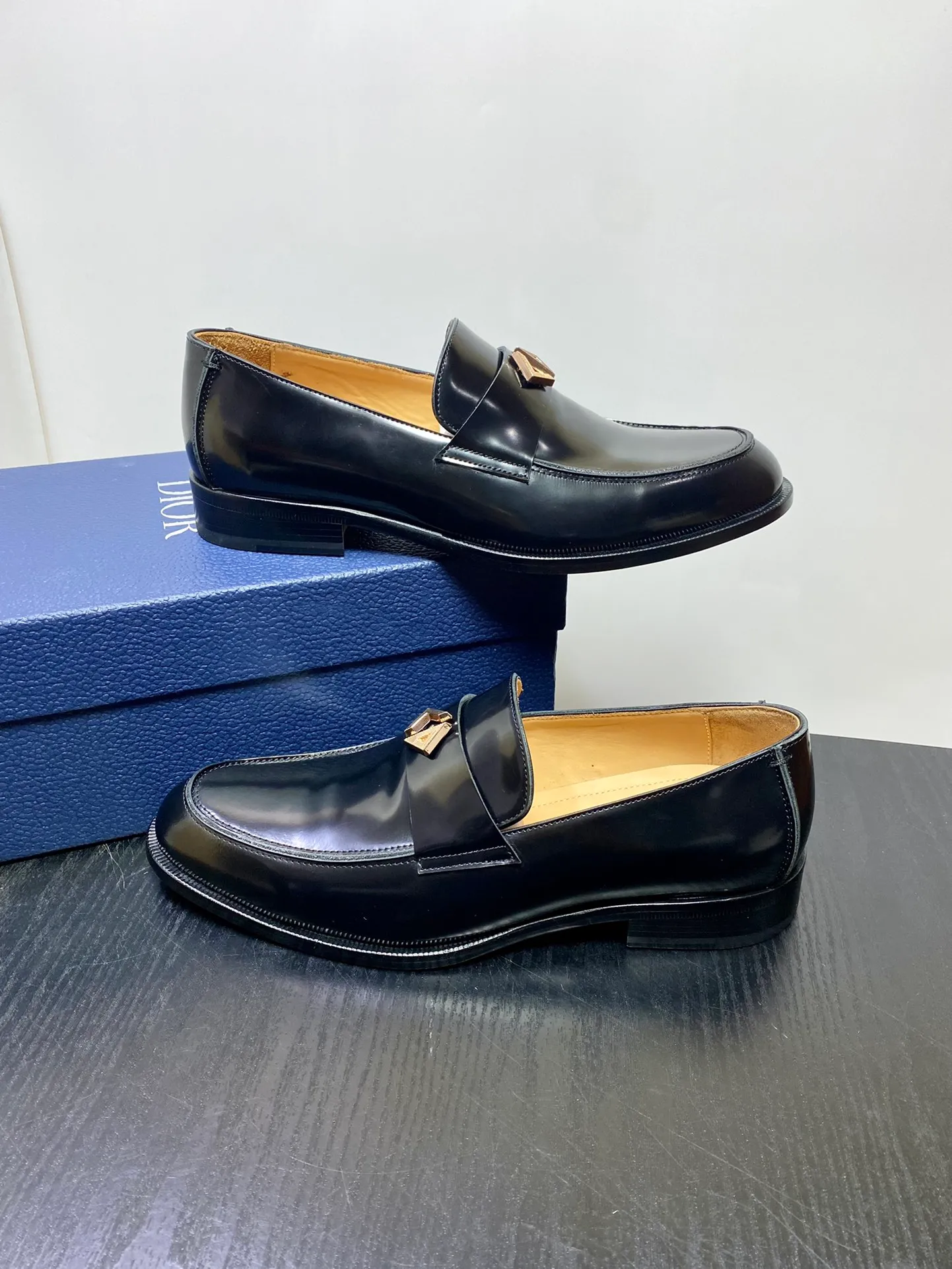 Men's shoes 💰960 Dior Derby shoes | Genuine leather sole formal leather shoes | Carefully crafted with open-edge beaded cowhide | Water-dyed cowhide lining | With classic lace-up closure | Exquisite embossed brand logo on the side | Glossy stacked heel design enhances style | Can be matched with formal or casual looks Size: 39-44 (customized at 38.45.46)